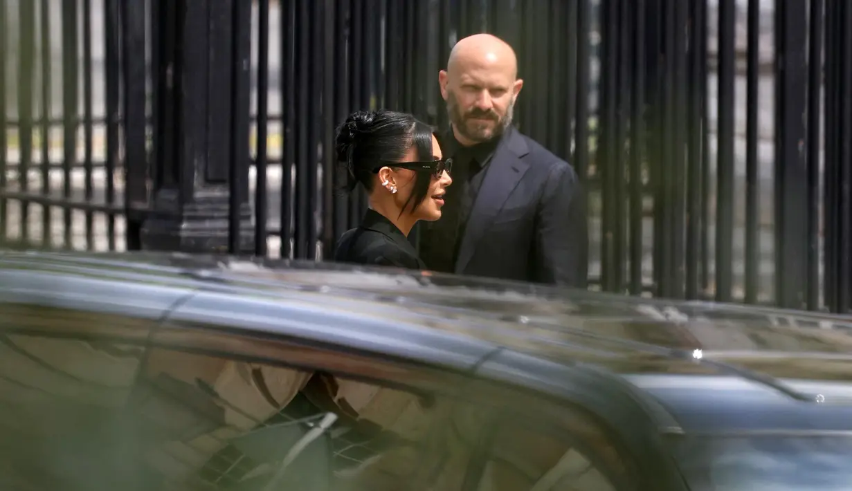 Tiba di Pengadilan Assize, Paris, Prancis pada 13 Mei 2025, Kim Kardashian akan memberi kesaksian langsung di hadapan pengadilan terkait kasus perampokan yang menimpanya di Paris pada 2016 lalu. (Thomas SAMSON/AFP)