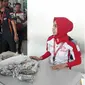 Titin membawa uang receh kembalian belanja untuk beli motor di dealer Ponorogo, Selasa (29/5/2018). (Times Indonesia/Istimewa)