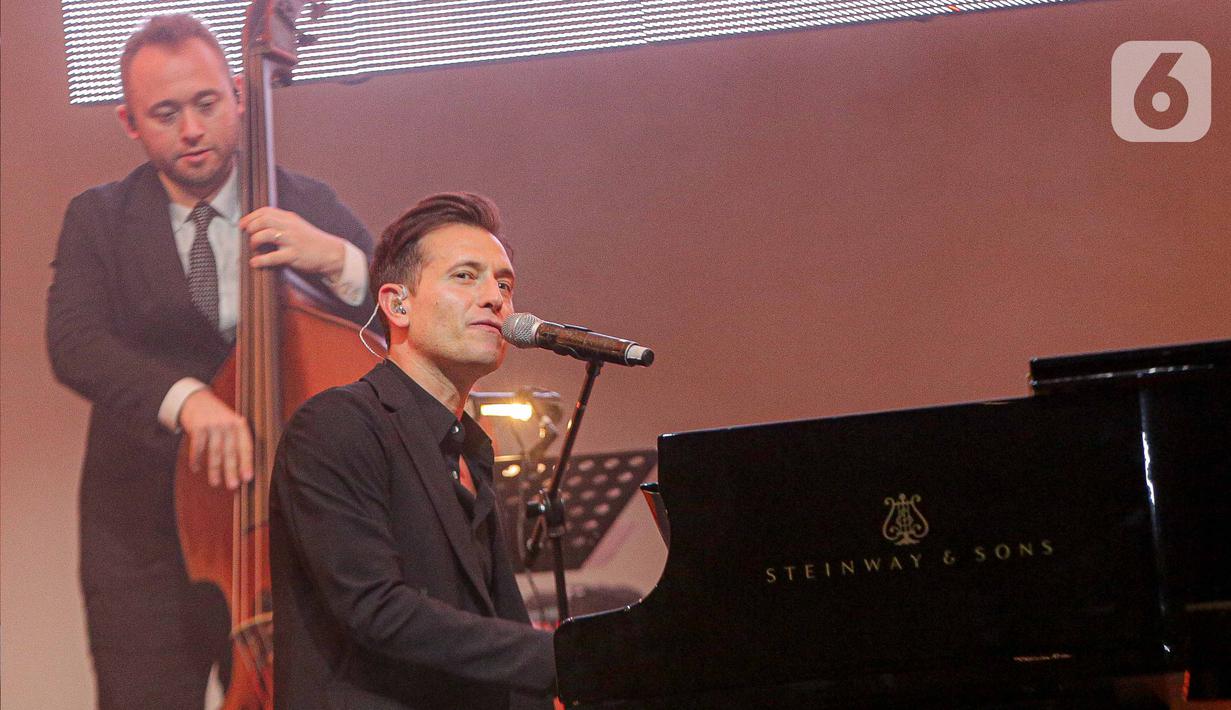 Aksi panggung Peter Cincotti  saat tampil dalam BNI Java Jazz Festival 2023 di JIExpo, Kemayoran Jakarta, Sabtu (3/6/2023). (Liputan6.com/Faizal Fanani)
