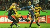 Arema Cronus bermain imbang tanpa gol saat menjamu Mitra Kukar di Stadion Gajayana, Malang, Jumat (30/9/2016). (Bola.com/Iwan Setiawan)
