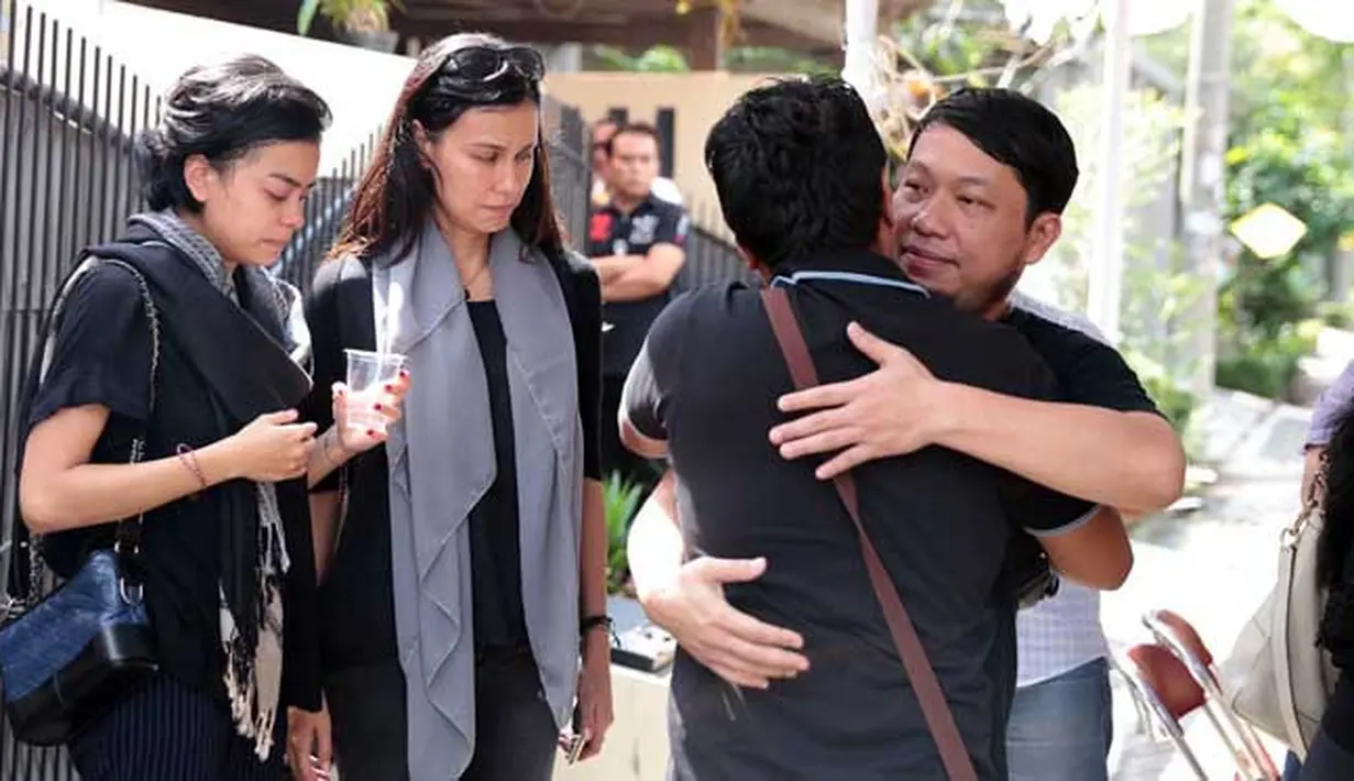 Selain Eva dan ibunya, terdapat beberapa sahabat dan kerabat yang datang ke rumah duka. Suasana haru pun semakin tampak sebelum jenazah Nien dimakamkan di TPU Tanah Kusir, Jakarta. (Deki Prayoga/Bintang.com)