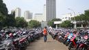 Ribuan motor terparkir saat para pendaftar melakukan registrasi  sebagai pengojek GrabBike di Senayan, Jakarta, Rabu (12/8/2015). Lowongan kerja sebagai pengojek online tersebut merupakan peluang kerja baru bagi masyarakat. (Liputan6.com/Gempur M Surya)