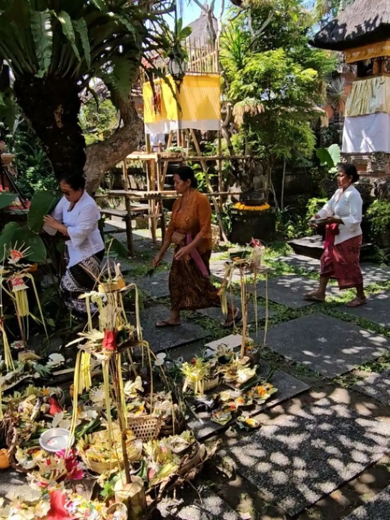 8 Potret Lulu Tobing Ikuti Upacara Mecaru di Ubud Bali Ini Tampil Menawan