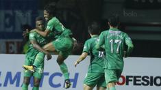 Para pemain Bhayangkara FC merayakan gol yang dicetak Ilham Udin Armaiyn ke gawang Arema FC pada laga Liga 1 di Stadion Patriot, Bekasi, Jumat (4/8/2017). Bhayangkara FC menang 2-1 atas Arema FC. (Bola.com/M Iqbal Ichsan)