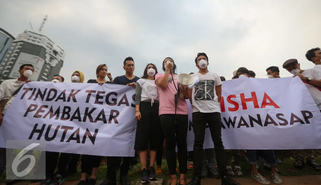 Artis dan aktivis menggelar aksi turun kejalan solidaritas #melawanasap di Patung Kuda kawasan Merdeka Barat, Jakarta, Jumat (9/10/2015). Aksi mendesak agar pemerintah segera bertanggung jawabnya untuk menanggulangi kebakaran. (Liputan6.com/Faizal Fanani)