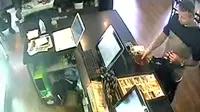 Seorang perampok menjarah wadah uang tip restoran, tapi lupa mengambil pesananannya yang sudah dibayar. 