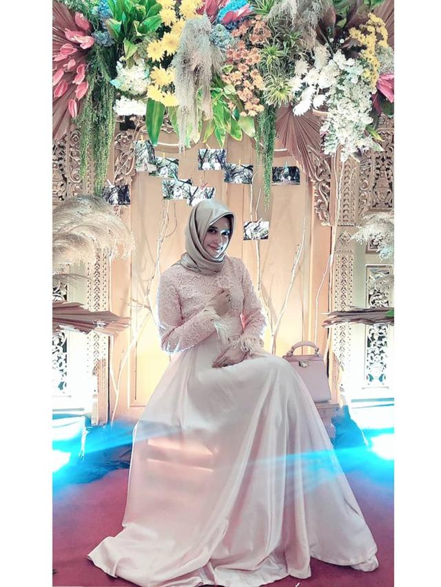 6 Pesona Irene Maya, Istri Ade Jigo yang Cantik dan Elegan