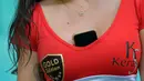 Model Larissa Riquelme berpose sebelum pertandingan Copa America 2019 yang mempertemukan Paraguay dengan Kolombia di Fonte Nova Arena, Salvador, Brasil, Minggu (23/6/2019). Keseksian Larissa menjadi pembicaraan sejak mendukung negaranya, Paraguay, di Piala Dunia 2010. (Raul ARBOLEDA/AFP)