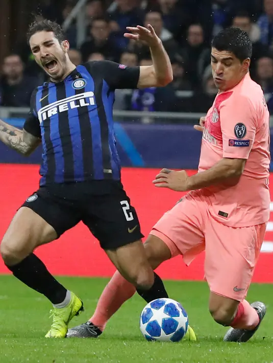 Striker Barcelona, Luis Suarez berebut bola dengan bek Inter Milan, Sime Vrsaljko saat bertanding pada grup B Liga Champions di Giuseppe Meazza, Italia (6/11). Inter imbang dengan Barcelona 1-1. (AP Photo/Antonio Calanni)