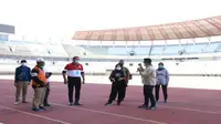 Wali Kota Surabaya Tri Rismaharini (Risma) meninjau langsung proses renovasi di Stadion GBT (Foto: Dok Humas Pemkot Surabaya)