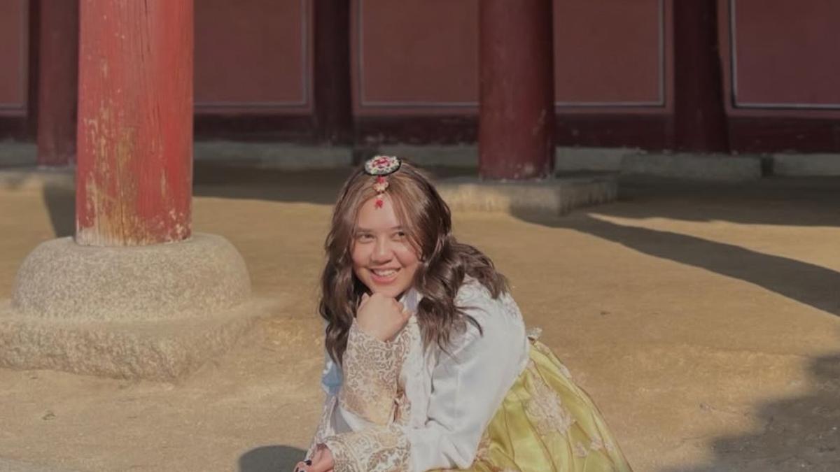 Gaya Liburan Ziva Magnolya di Korea Selatan, Kenakan Hanbok dengan Pose Unik dari Manis hingga Terbang