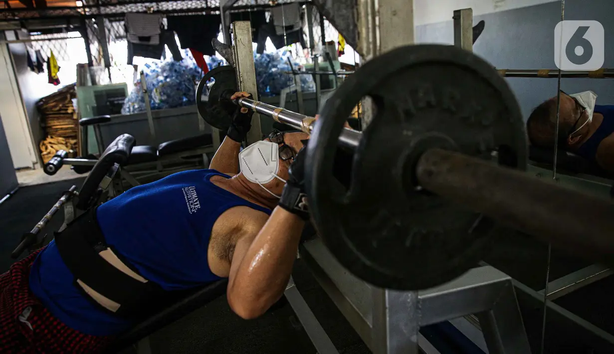 Pengunjung berolahraga di tempat pusat kebugaran Mark Gym di kawasan Tebet, Jakarta, Selasa (5/10/2021). Meski demikian, tetap diberlakukan pembatasan seperti jumlah pengunjung maksimal 25 persen.  (Liputan6.com/Faizal Fanani)