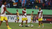 Pemain Sriwijaya FC Titus Bonai dan Musafri berlatih di Stadion Manahan, Solo, Minggu (11/10/2015). (Bola.com/Nicklas Hanoatubun).