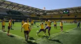 Para pemain Fiorentina melakukan pemanasan saat sesi latihan menjelang Final UEFA Conference League 2023/2024 melawan Olympiakos FC di Stadion Aghia Sophia, Athena, 28 Mei 2024. (Aris Messinis/AFP)