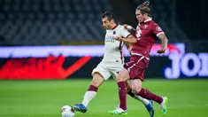Gelandang AS Roma, Henrikh Mkhitaryan berebut bola dengan pemain Torino, Lyanco pada pekan ke-37 Liga Italia di stadion Grande Torino di Turin, Rabu (29/7/2020). AS Roma berhasil mengalahkan tuan rumah Torino 3-2 meski sempat tertinggal lebih dulu. (Fabio Ferrari/LaPresse via AP)