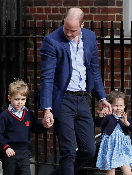 Pangeran William dan kedua anaknya, Pangeran George serta Putri Charlotte mengunjungi tempat Kate Middleton melahirkan di Rumah Sakit St Mary's, London, Senin (23/4). Putri Charlotte terlihat bahagia dan melambai ke awak media. (AP/Kirsty Wigglesworth)