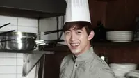 Taecyeon `2PM` unjuk gigi dalam membuat pasta dengan bahan seadanya dalam veriaty show ternama Three Meals a Day.