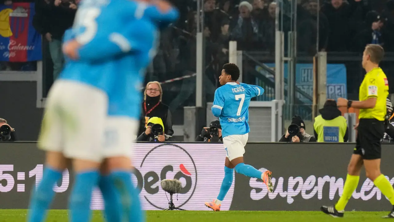David Neres dari Napoli merayakan gol pertama timnya dalam laga Serie A melawan Roma