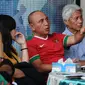 Ketua Umum PSSI, Edy Rahmayadi (tengah) nonton bareng laga Timnas U-19 melawan Brunei pada fase grup Piala AFF U-18 jelang pelepasan di Lapangan Atang Sutresna, Jakarta, Rabu (13/9). Timnas U-19 unggul 8-0 atas Brunei. (Liputan6.com/Helmi Fithriansyah)