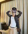 Taeyong, personel NCT 127 mengenakan kemeja batik saat berada di Indonesia. Ia pun memadukannya dengan t shirt putih, peci, dan sarung. [Instagram/@taeoxo_nct]