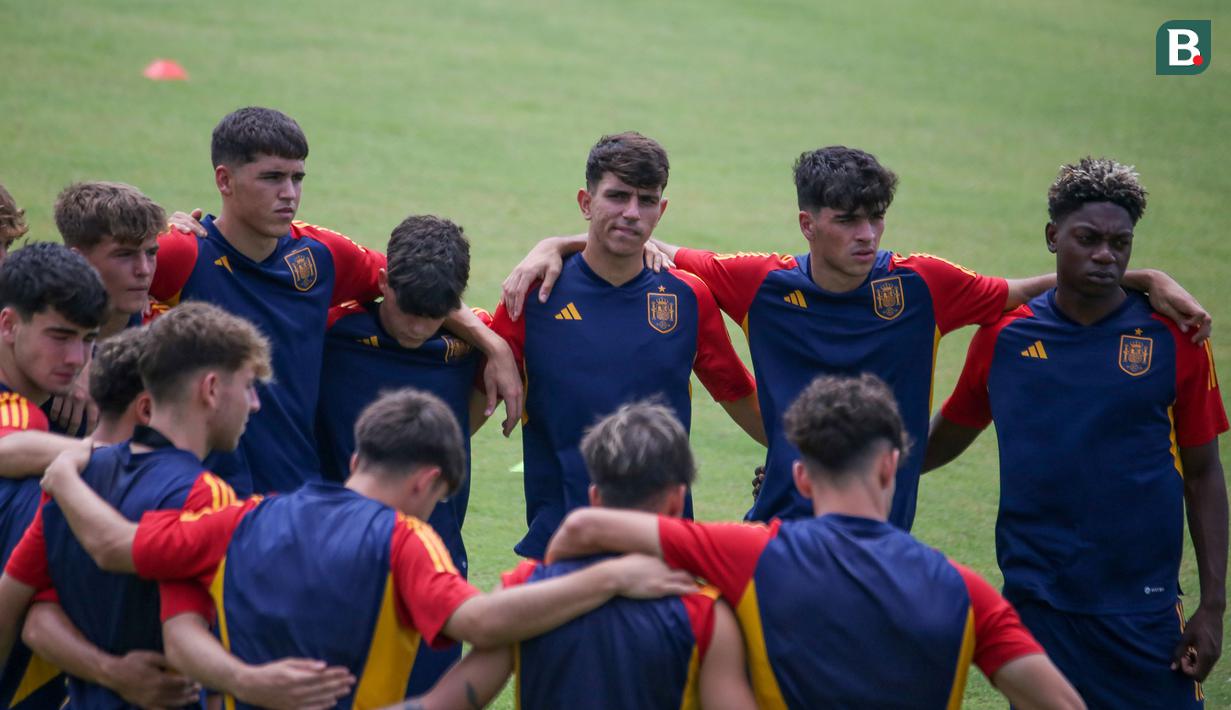 <p>Para pemain Timnas Spanyol U-17 berangkulan saat mendengarkan instruksi dari staf pelatih Timnas Spanyol U-17 dalam sesi latihan menjelang Piala Dunia U-17 2023 di Lapangan Gelora Samudera, Kuta, Bali pada Jumat pagi (3/11/2023). (Bola.com/Alit Binawan)</p>