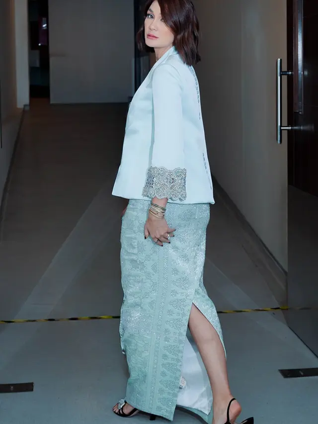 Luna Maya Dibalut Pakaian dari desainer Malaysia dengan mengenakan rok panjang. [@lunamaya]