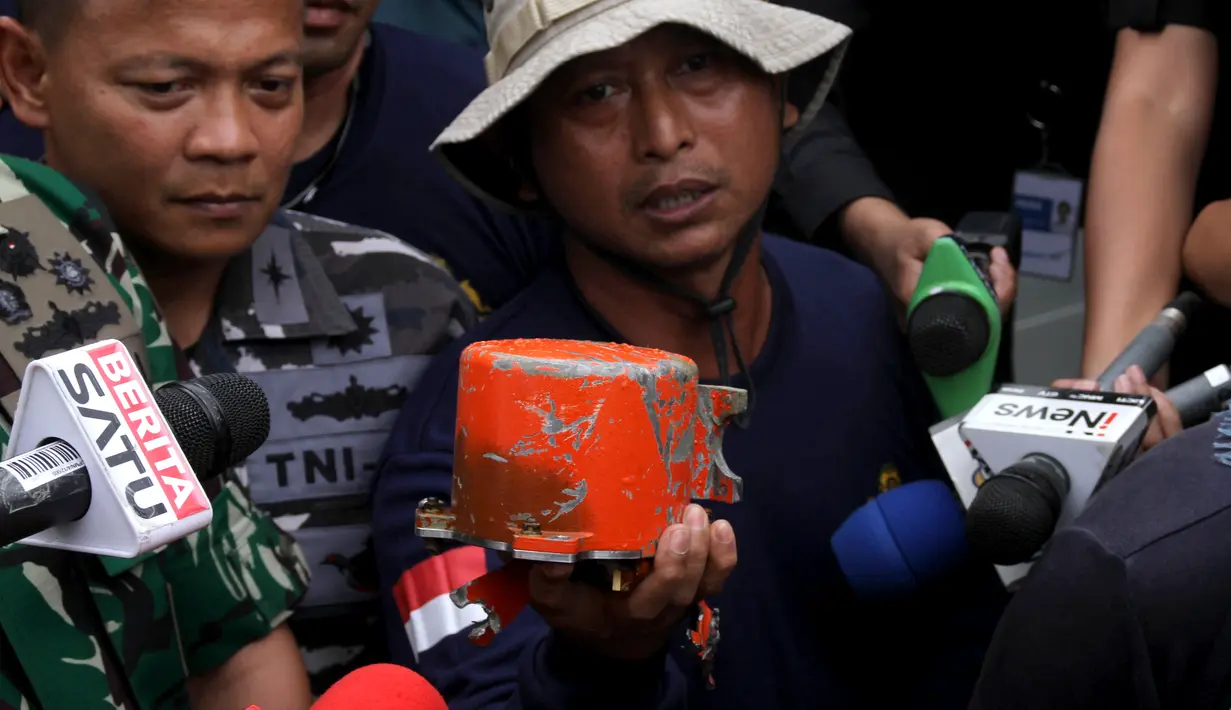 Personil TNI AL menunjukkan CVR Lion Air JT 610 yang jatuh di perairan Karawang Oktober 2018 lalu di laut lepas pantai Karawang (14/1). Para penyelam Angkatan Laut telah nerhasil menemukan CVR Lion Air PK-LQP. (AFP Photo/Azwar Ipank)