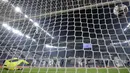 Pemain Porto, Sergio Oliveira, mencetak gol ke gawang Juventus pada laga Liga Champions di Stadion  Allianz, Rabu (10/3/2021). Juventus tersingkir karena skor agregat 4-4. (AP/Luca Bruno)