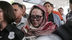 Komedian Tri Retno Prayudati alias Nunung tertunduk sebelum rilis kasus narkoba di Ditnarkoba Polda Metro Jaya, Jakarta, Senin (22/7/2019). Nunung ditangkap bersama suaminya, July Jan Sambiran, usai bertransaksi narkoba dengan tersangka TB di kediaman mereka. (Liputan6.com/Faizal Fanani)
