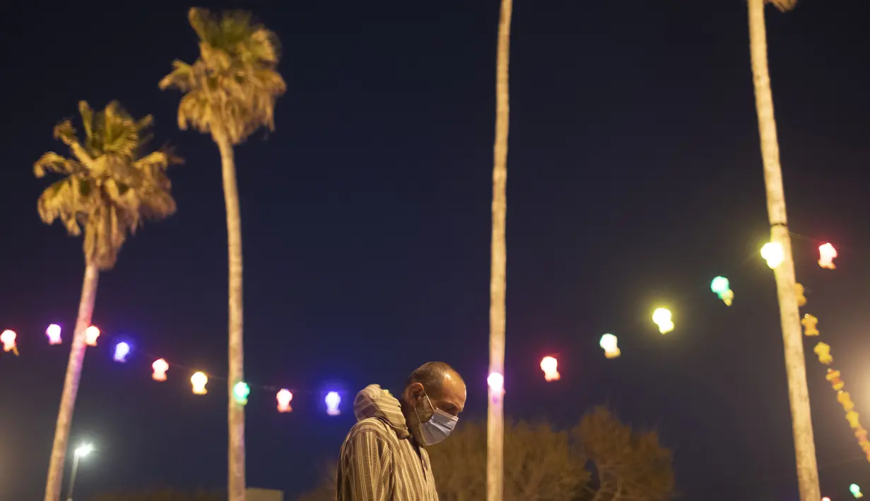 Seorang pria muslim melaksanakan salat tarawih di sebuah tempat parkir di kota campuran Yahudi-Arab, Jaffa, Israel, Minggu (10/5/2020). Israel menutup tempat umum dan rumah ibadah untuk mencegah penyebaran virus corona COVID-19. (AP Photo/Oded Balilty)
