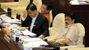 Menteri Agraria dan Tata Ruang Ferry Mursyidan Baldan (tengah) memberikan penjelasan pada rapat kerja dengan Komisi II di Kompleks Parlemen, Jakarta, Kamis (16/4/2015). (Liputan6.com/Helmi Afandi)