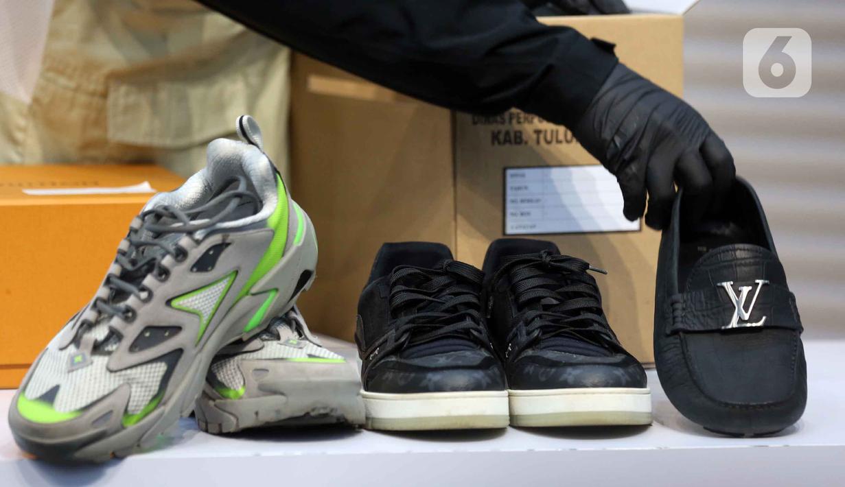 KPK melakukan penahanan terhadap dua tersangka tersebut selama 20 hari pertama, terhitung sejak 11 hingga 30 April 2026. Penahanan dilakukan di Rumah Tahanan Negara (Rutan) Cabang Gedung Merah Putih. Tampak dalam foto, beberapa pasang sepatu barang bukti terkait Operasi Tangkap Tangan (OTT) Bupati Tulungagung, Gatut Sunu Wibowo, diperlihatkan petugas di Gedung Merah Putih Komisi Pemberantasan Korupsi (KPK), Jakarta, Sabtu (11/4/2026). (Liputan6.com/Helmi Fithriansyah)