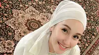 Ia pun tampil mengenakan kerudung bergaya turban yang memerlihatkan anting-anting model hoop kecilnya.&nbsp; [@ayutingting92]