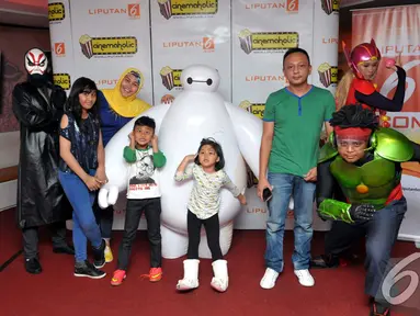 Pecinta film dengan kostum para karakter film Big Hero 6 bergaya di depan kamera, Jakarta, Minggu (9/11/2014) (Liputan6.com/Panji Diksana)