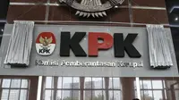 Pemimpin KPK baru berfoto usai peresmian gedung baru Komisi Pemberantasan Korupsi (KPK) di Jakarta, Selasa (29/12). Peresmian gedung KPK tersebut juga bertepatan dengan HUT KPK ke-12. (Liputan6.com/Faizal Fanani)