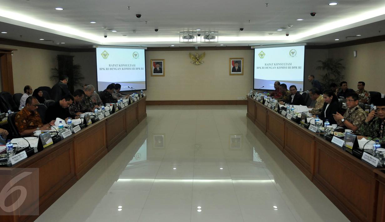 Komisi III DPR berkunjung ke Badan Pemeriksa Keuangan (BPK) di Jakarta, Selasa (19/4). Kedatangan mereka untuk melakukan rapat konsolidasi dengan BPK terkait hasil audit pembelian RS Sumber Waras oleh Pemprov DKI. (Liputan6.com/Johan Tallo)