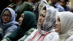 Deisti Astriani Tagor, istri terdakwa kasus korupsi E-KTP, Setya Novanto, mendengarkan pembacaan putusan sela pada sidang lanjutan di Pengadilan Tipikor, Kamis (4/1). Deisti tidak pernah absen menemani suaminya di persidangan. (Liputan6.com/Johan Tallo)