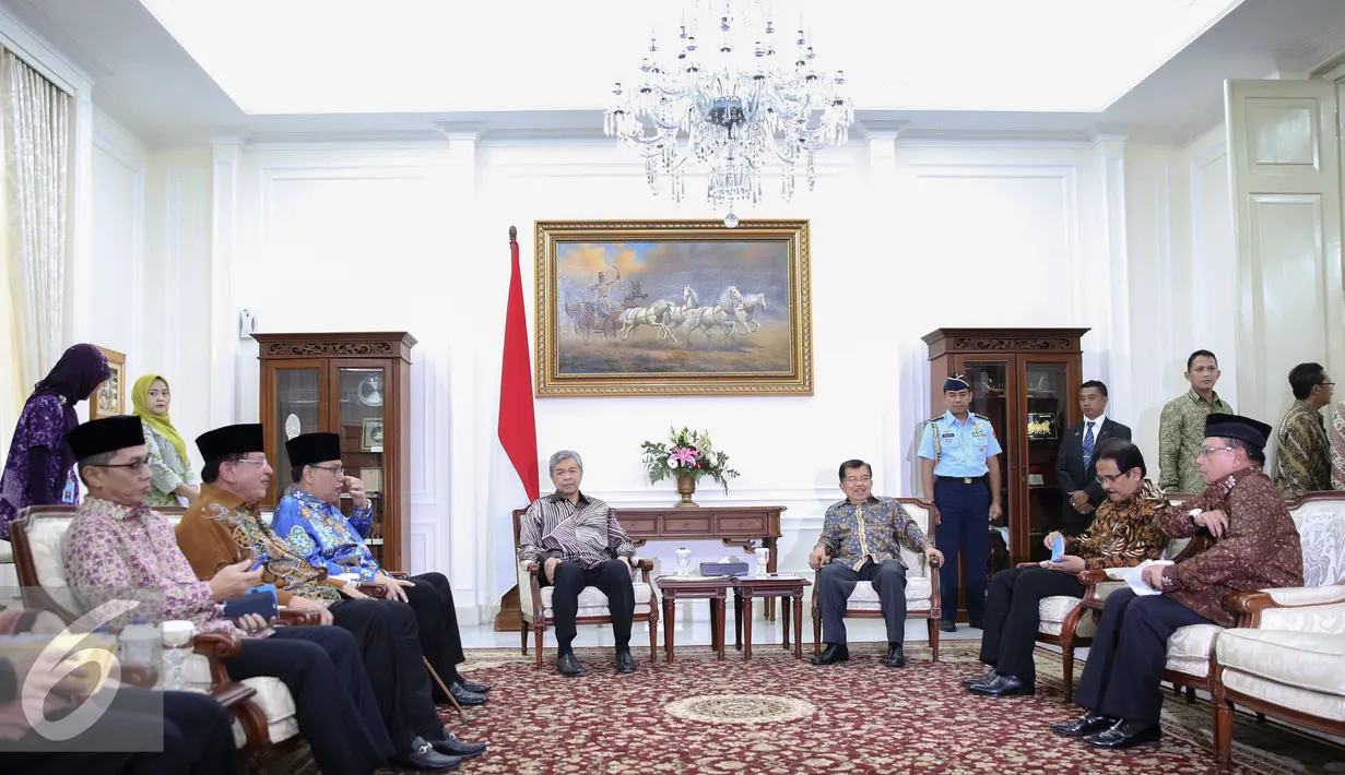 Wapres Jusuf Kalla berbincang dengan Wakil PM Malaysia Ahmad Zahid Hamidi di Istana Wapres, Jakarta, Jumat (18/9/2015). Wapres JK dan Wakil PM Hamidi melaksanakan salat Jumat bersama di Masjid Baturrahman. (Liputan6.com/Faizal Fanani)