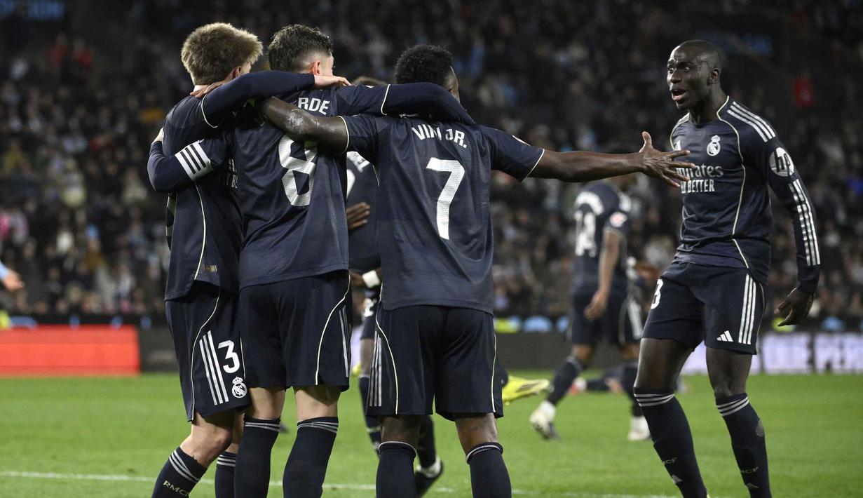 Gol Federico Valverde pada menit ke-90+4 memastikan Los Blancos membawa pulang tiga poin. Tampak dalam foto, pemain Real Madrid merayakan gol yang dicetak Federico Valverde (kedua kiri) pada pertandingan pekan ke-27 La Liga 2025/2026 melawan Celta Vigo di Estadio Abanca-Balaidos pada Jumat 6 Maret 2026 waktu setempat atau Sabtu 7 Maret 2026 dini hari WIB. (Miguel RIOPA/AFP)