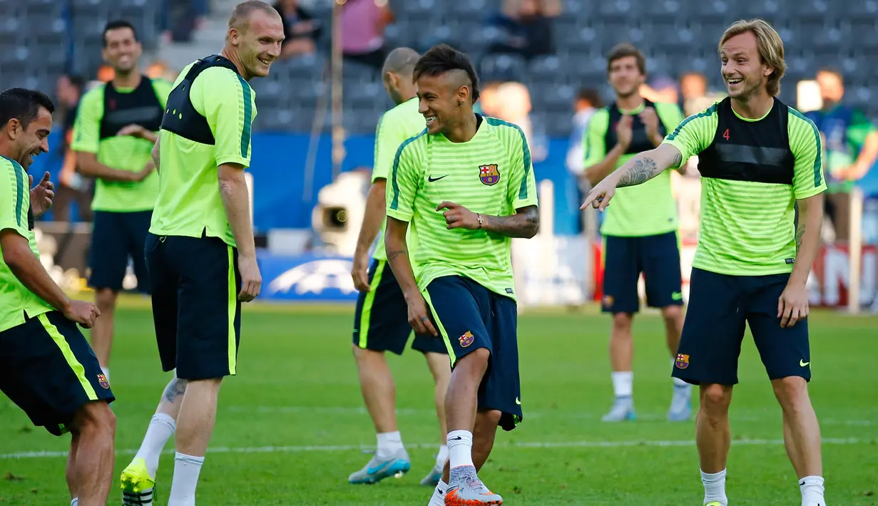Neymar, Xavi, Jeremy Mathieu dan Ivan Rakitic tertawa saat melakukan sesi latihan di Olympiastadion Berlin, Jerman (5/6/2015). Barcelona akan menghadapi Juventus di Final Liga Champions. (Reuters/Kai Pfaffenbach)