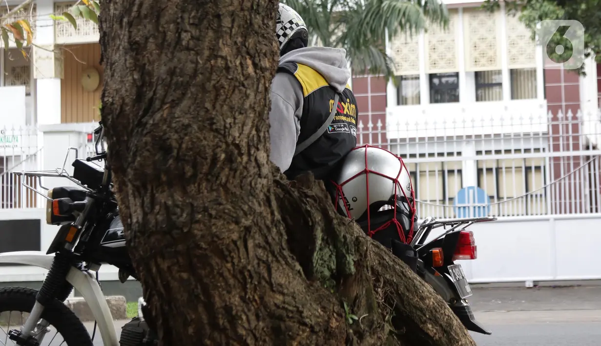 Pengemudi ojek online melintas di Kawasan Jalan Siliwangi, Kota Tasikmalaya, Jawa Barat, Sabtu (3/9/2022). Pemerintah resmi menaikkan harga BBM Bersubsidi pada Sabtu (3/9) pukul 14.30 WIB, sementara tarif ojek online (ojol) baru yang tertuang di Keputusan Menteri Perhubungan (KM) No.564/2022 kembali ditunda penerapannya seperti yang diumumkan pada Senin (29/8/2022). (Liputan6.com/Helmi Fithriansyah)