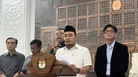 Ketua KPU Mochamad Afifuddin saat menggelar Konferensi Pers terkait pembatalan Keputusan KPU RI Nomor 731 Tahun 2025 tentang Penetapan Dokumen Persyaratan Pasangan Calon Presiden dan Wakil Presiden Sebagai Informasi Publik yang Dikecualikan KPU. (Liputan6/Winda Nelfira)