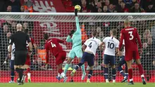 Bek Liverpool, Virgil van Dijk, melepaskan sundulan saat melawan Tottenham Hotspur pada laga Premier League 2019 di Stadion Anfield, Minggu (27/10). Liverpool menang 2-1 atas Tottenham Hotspur. (AP/Jon Super)