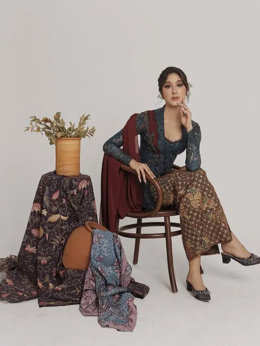 Di potret ini, Yasmin Napper berkebaya kutubaru biru dipadu dengan bawahan kain Batik dan selop lace [@yasminnapper]