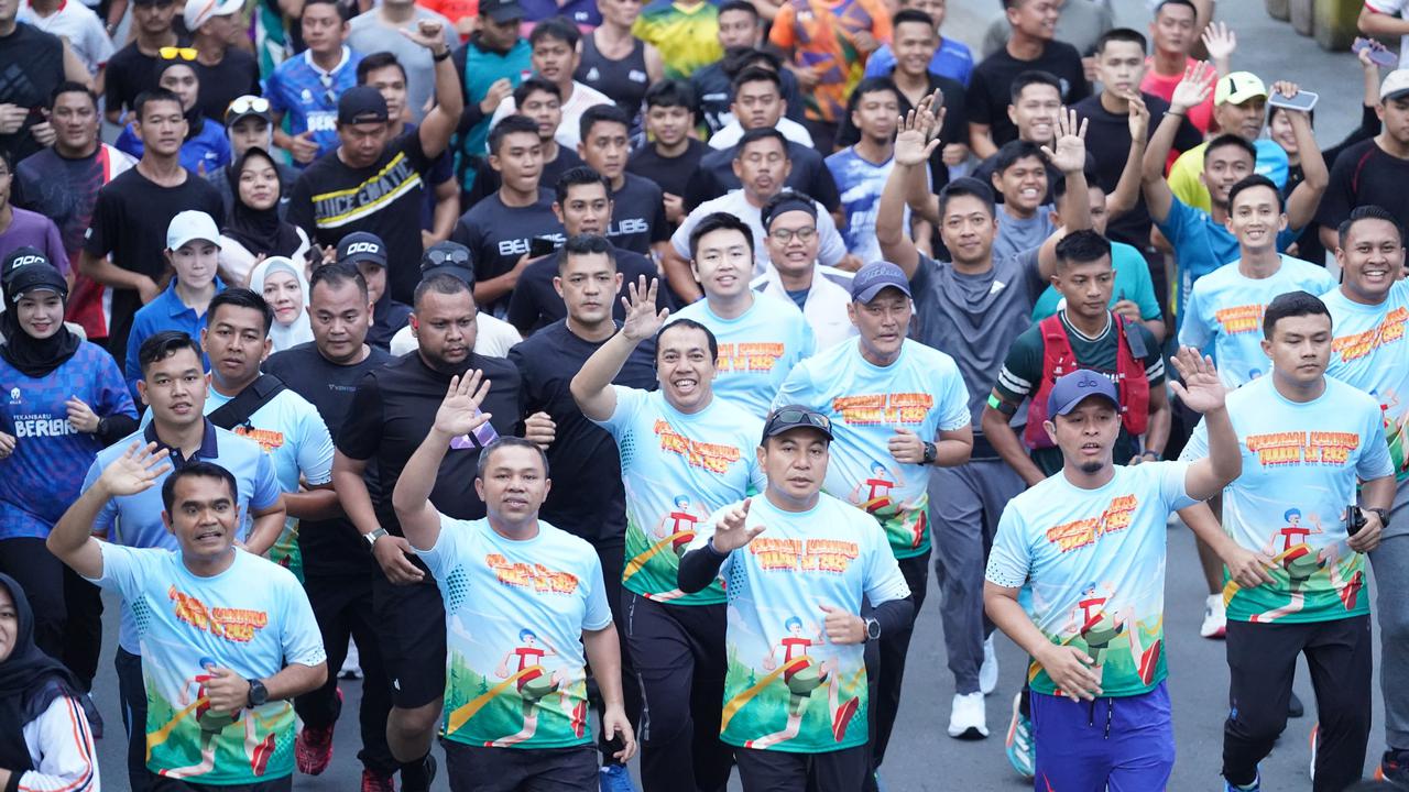 Kapolda Riau Irjen Herry bersama Gubernur Riau dalam Karhutla Fun Run 2025.