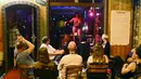 Pengunjung menikmati tontonan parodi yang ditampilkan Bar Zum starken August di Berlin, Jerman, (27/8). Bar ini mempunyai acara "porn karaoke". (REUTERS/Hannibal Hanschke)