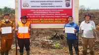 Penyidik Reskrimsus Polda Riau saat menyegel lahan PT Berlian Mitra Inti karena kebakaran lahan. (Liputan6.com/M Syukur)