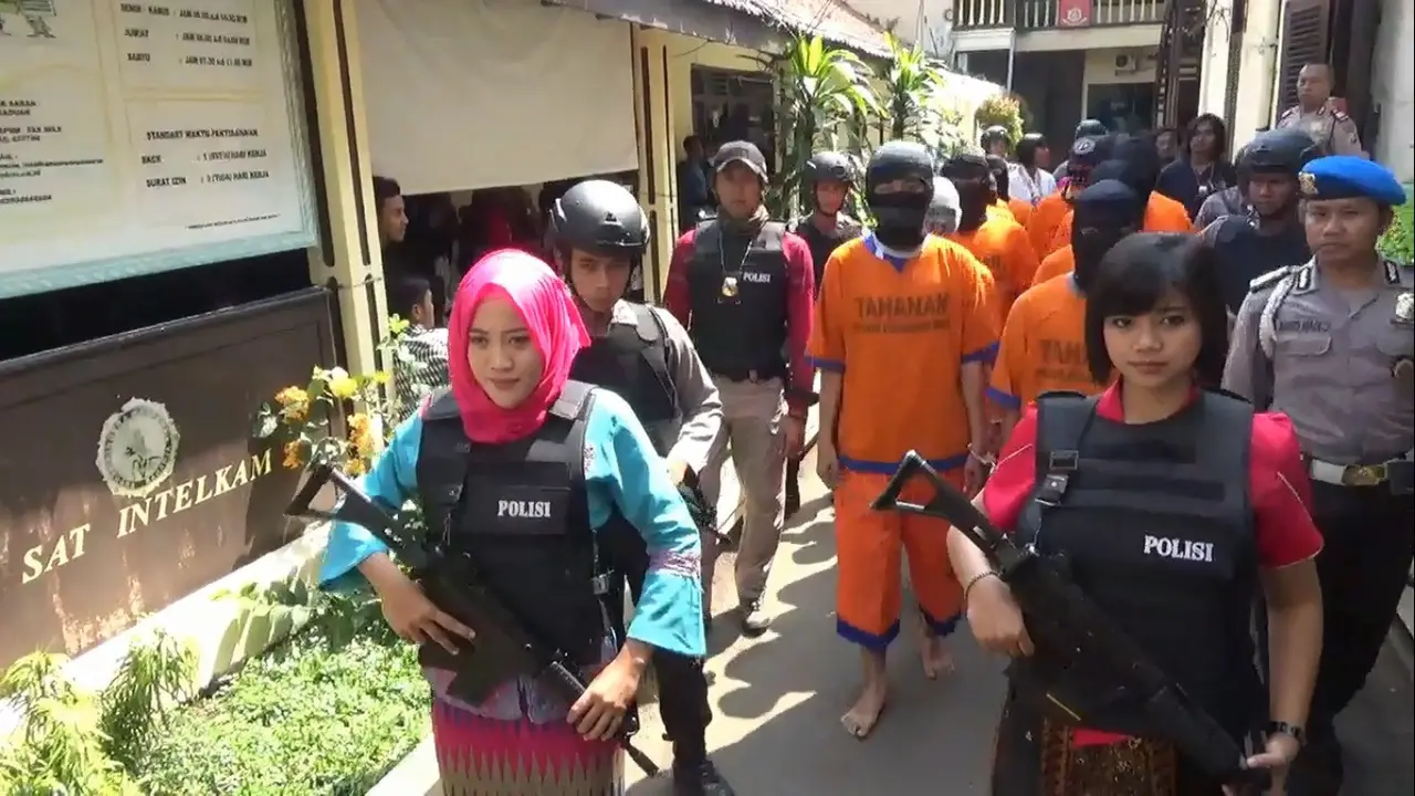 Polwan Berkebaya Tunjukkan Keahlian Bongkar Pasang Senjata