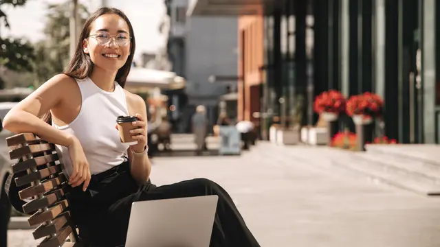 perempuan dan pikiran saat bekerja