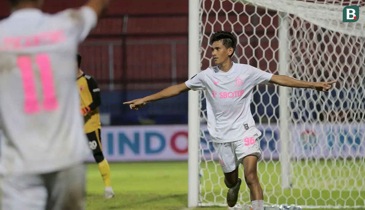 Selebrasi pemain Persikabo 1973, Ryan Kurnia setelah mencetak gol ke gawang PSM Makassar dalam lanjutan pertandingan babak penyisihan Grup D Piala Presiden 2022 antara PSM Makassar menghadapi Persikabo 1973 di Stadion Kanjuruhan, Malang, Jawa Timur, Rabu (15/6/2022). (Bola.com/Arief Bagus)